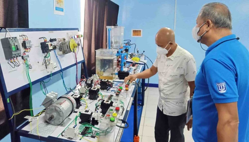 An instructor demonstrating engineering tools and equipment during a MARINA inspection of ther practical assessment site.