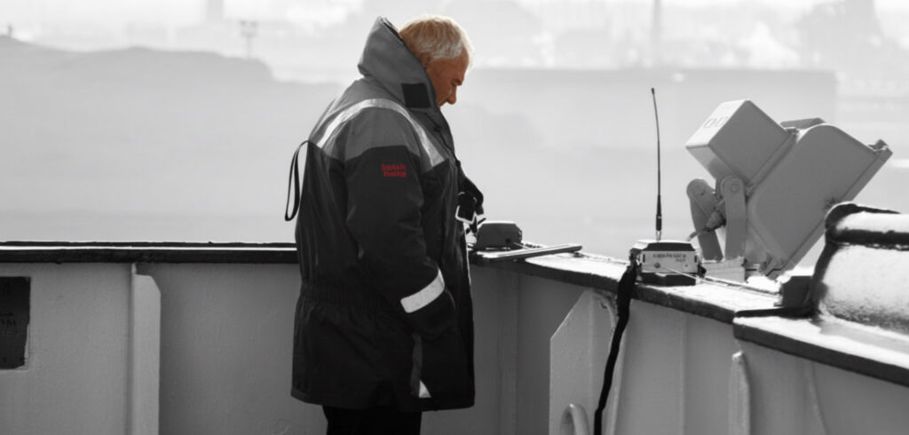 A pilot on the bridge wing using PPU or Pilot Position Indicator.